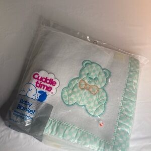 Deluxe Baby Blanket Cuddle Time Bear Acrylic WHITE Green SATIN EDGE New Vtg